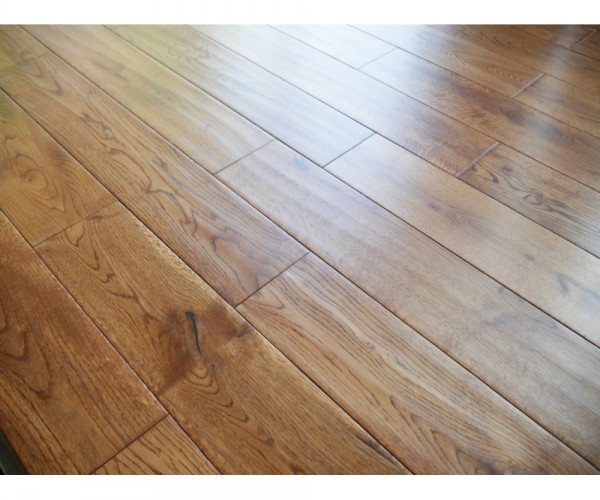 Elegant Golden Oak Solid Wood Flooring 18mm x 125mm Hand scraped Lacquered 